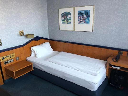 اتاق استاندارد یک نفره, 9 Enhof