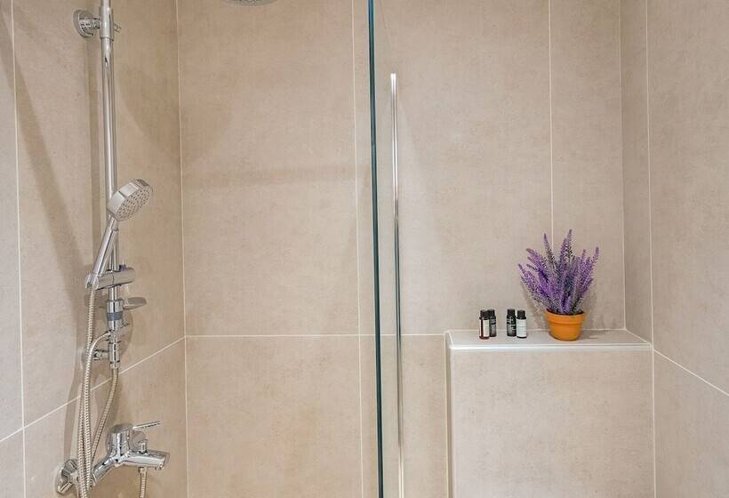 חדר סופריור לשלושה, Thassian Riviera