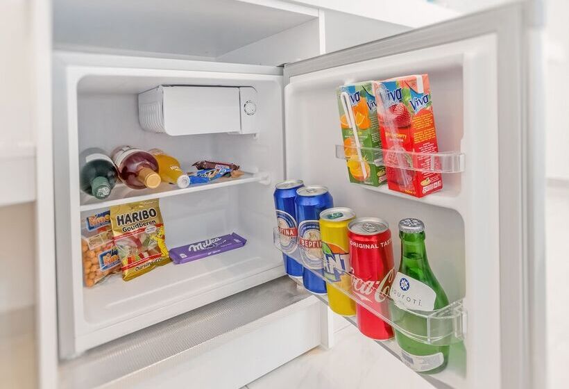 חדר סופריור לשלושה, Thassian Riviera