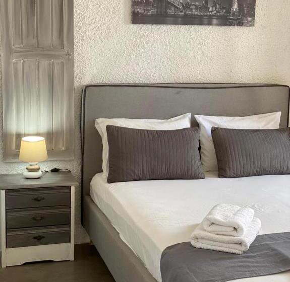 غرفة قياسية مزوَّدة بتراس, Vougli View