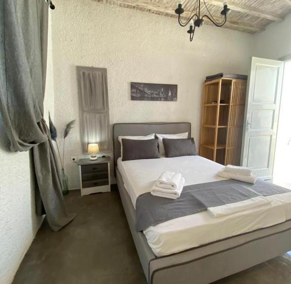 غرفة قياسية مزوَّدة بتراس, Vougli View