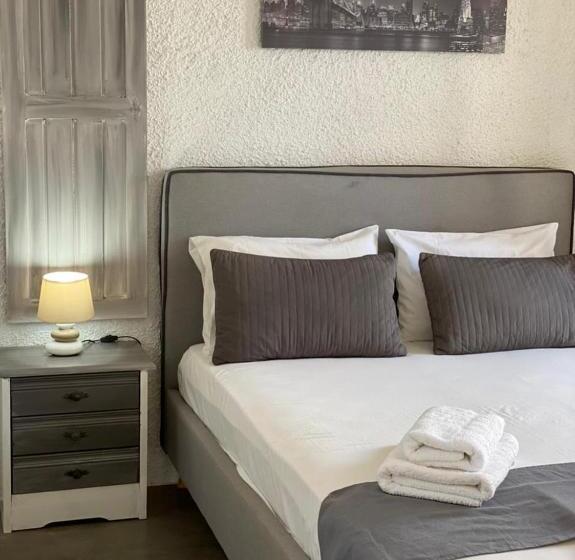 غرفة قياسية مزوَّدة بتراس, Vougli View