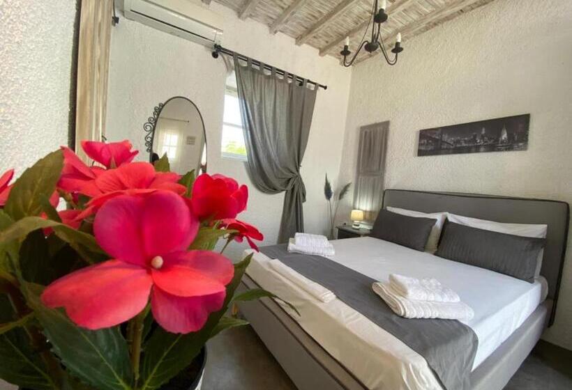 غرفة قياسية مزوَّدة بتراس, Vougli View