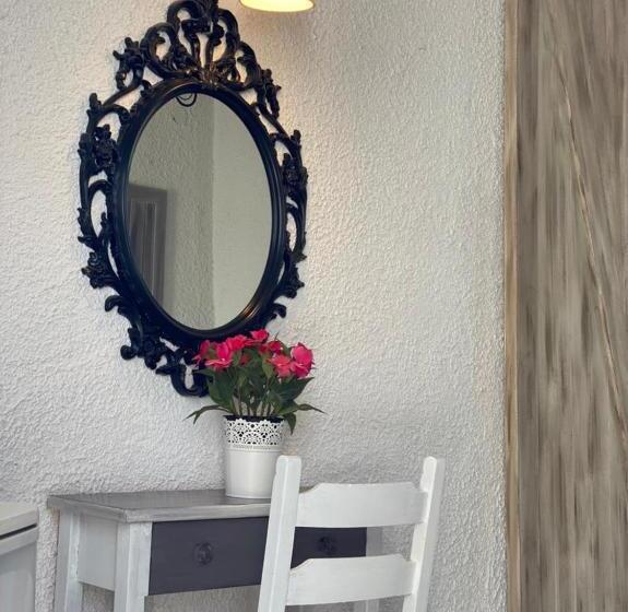 غرفة قياسية مزوَّدة بتراس, Vougli View