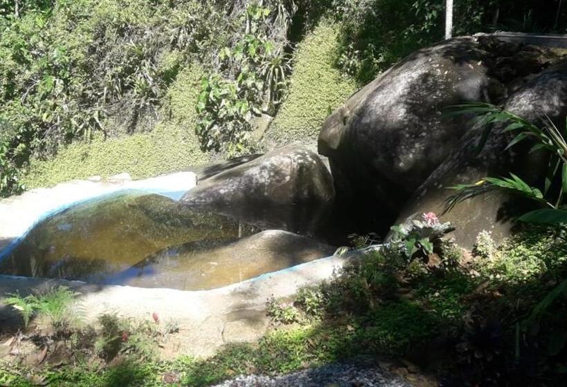 اتاق خانوادگی با چشم‌انداز کوه, Som Das Aguas Paraty