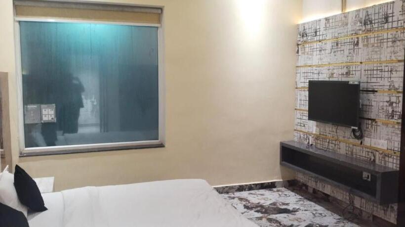 غرفة ديلوكس, K. J. International