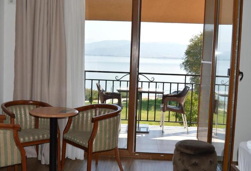 1 Bedroom Apartment Lake View, La Terrazza