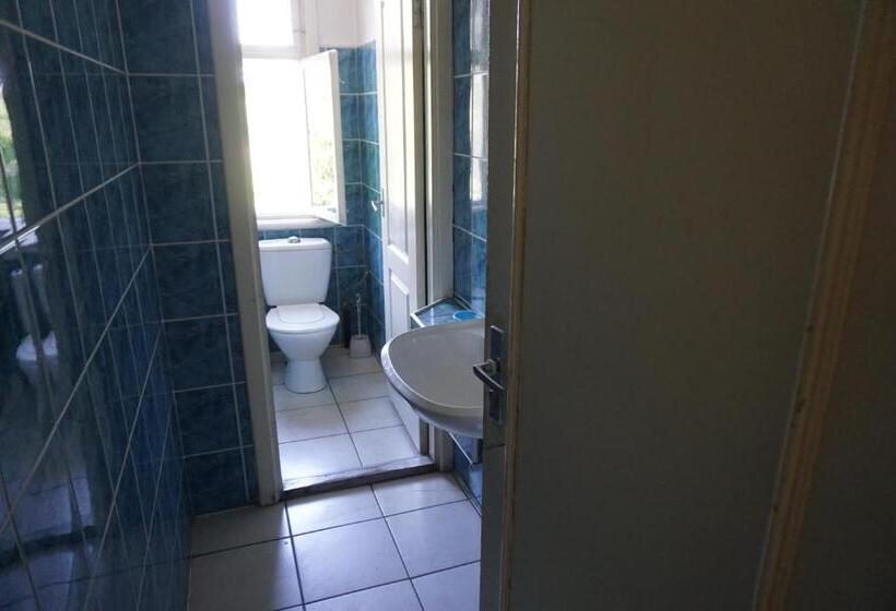 Bed in Shared Room with Shared Bathroom, Pilskalnu Hostelis