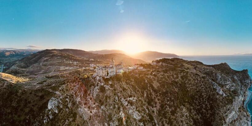 غرفة قياسية مزوَّدة بشُرفة, Omero