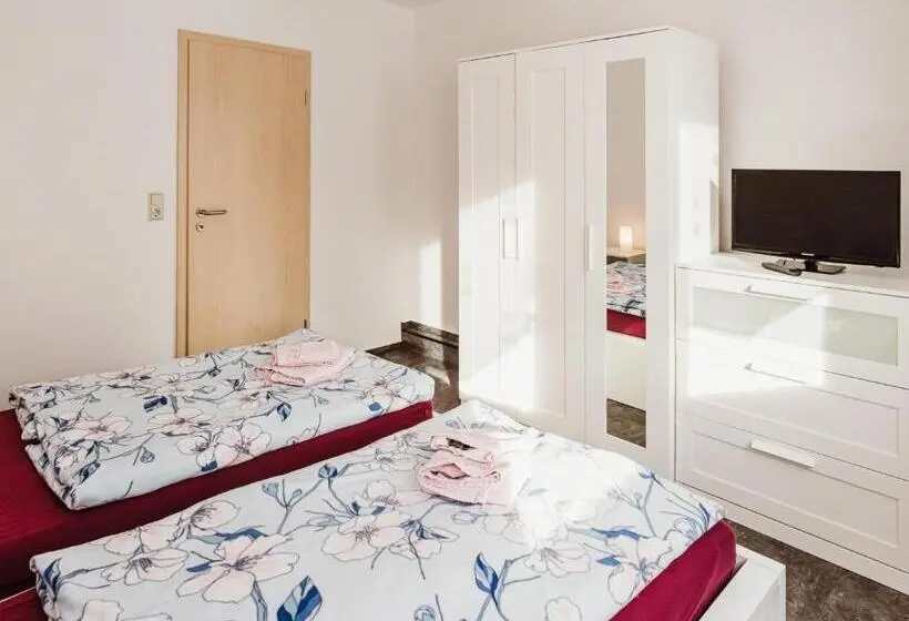 Huoneisto 1 Makuuhuone Pohjakerros, Rebentisch   Hotel Ferienwohnungen Restaurant