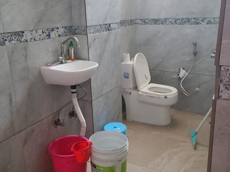 豪华房间, Roomshala 153 Hotel Krishnashrya