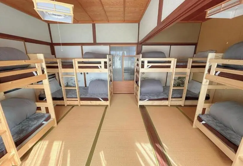Villa 3 Makuuhuonetta, Guest House Detarameso