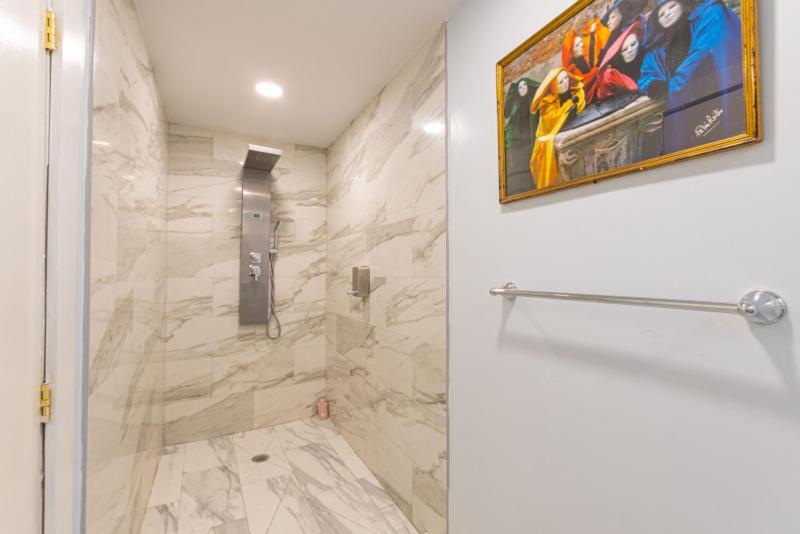 استودیوی استاندارد با چشم‌انداز دریا, Studio Palms Bc