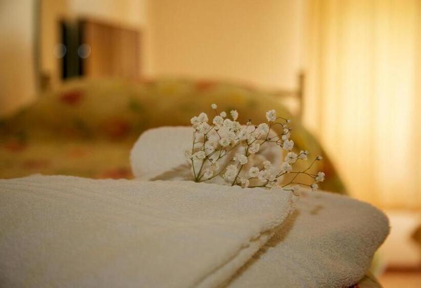 اتاق استاندارد سه نفره, Italiacervia Free Breakfast