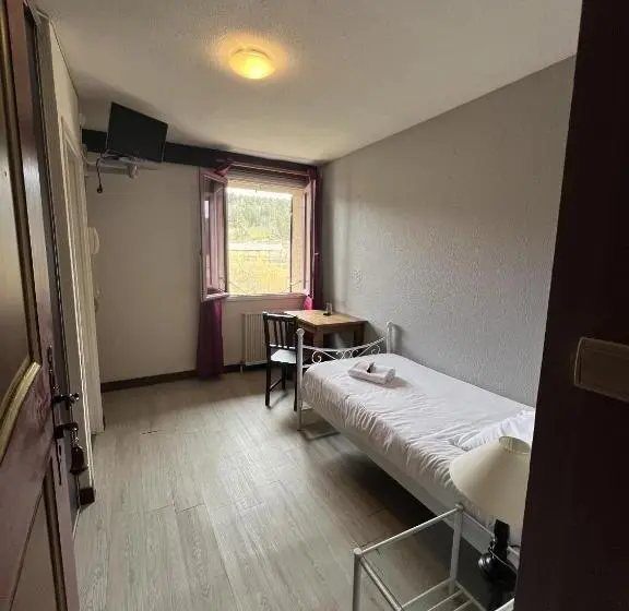 Economy Triple Room, Domaine Le Prieuré