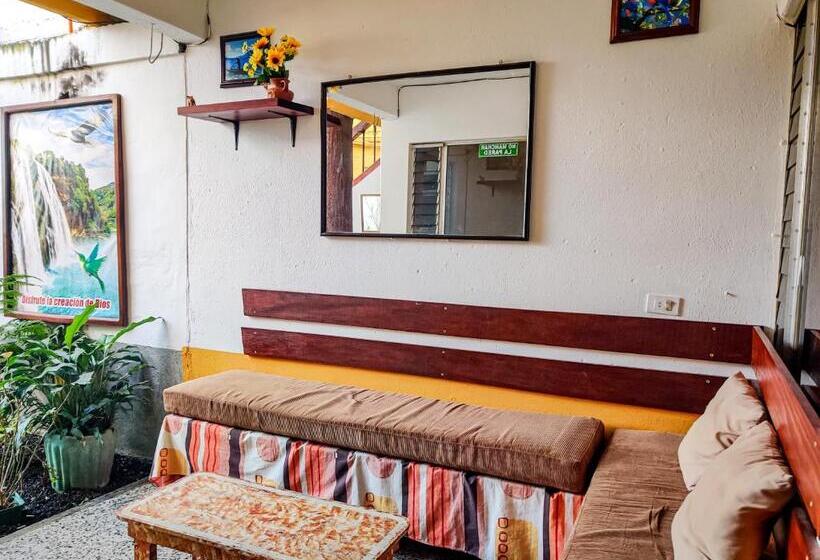 اتاق ساده سه نفره, Joyas Del Sol