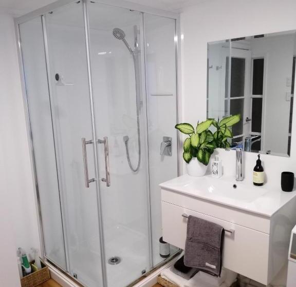 اتاق لوکس, Reeves Retreat Handy In Tasman