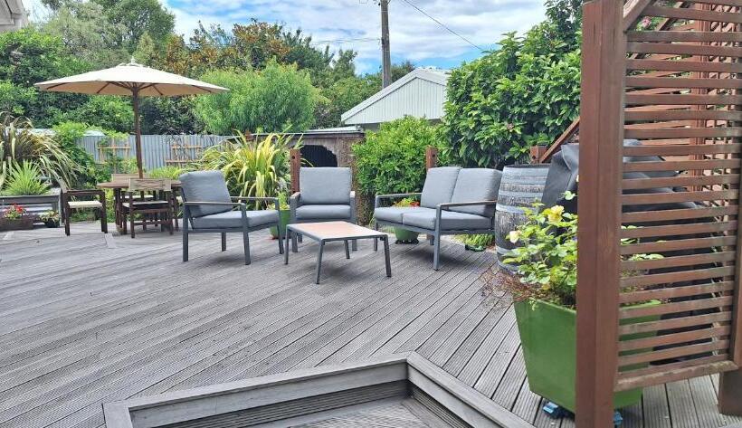 اتاق لوکس, Reeves Retreat Handy In Tasman