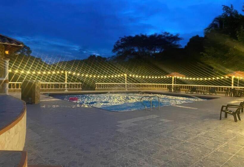 اتاق خانوادگی با سرویس بهداشتی مشترک, Hacienda Con Piscina Privada/aire Acondicionado/jacuzzi