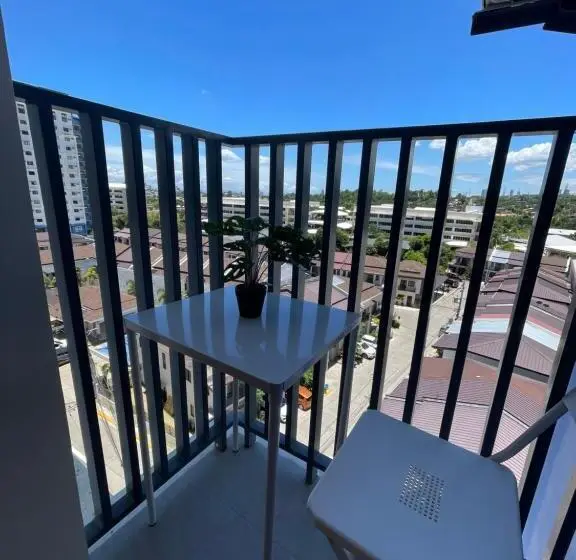 デラックストリプルルーム, Northwoods Place Condominium