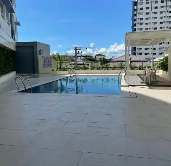 デラックストリプルルーム, Northwoods Place Condominium