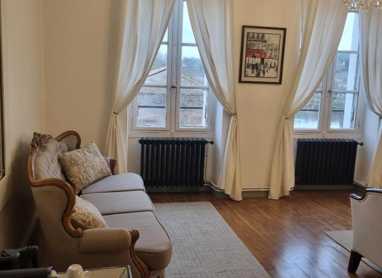 Deluxe room with river view, Chez Jack Confolens