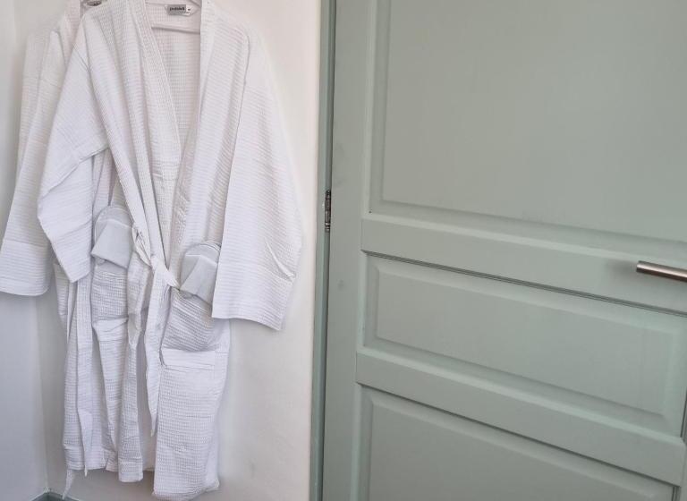 デラックスルーム, Chez Jack Confolens