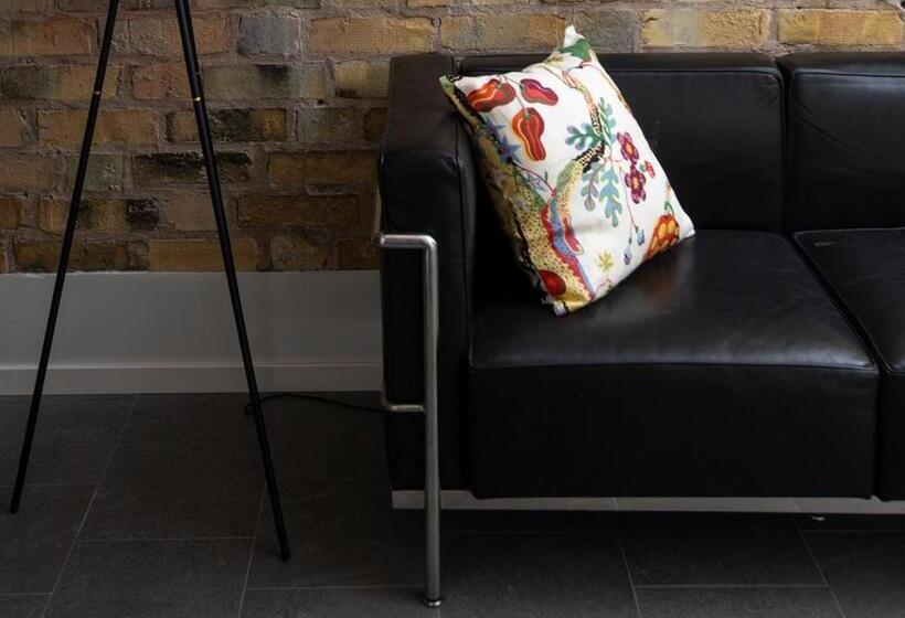 חדר סטנדרט לשלושה, L Havsporten