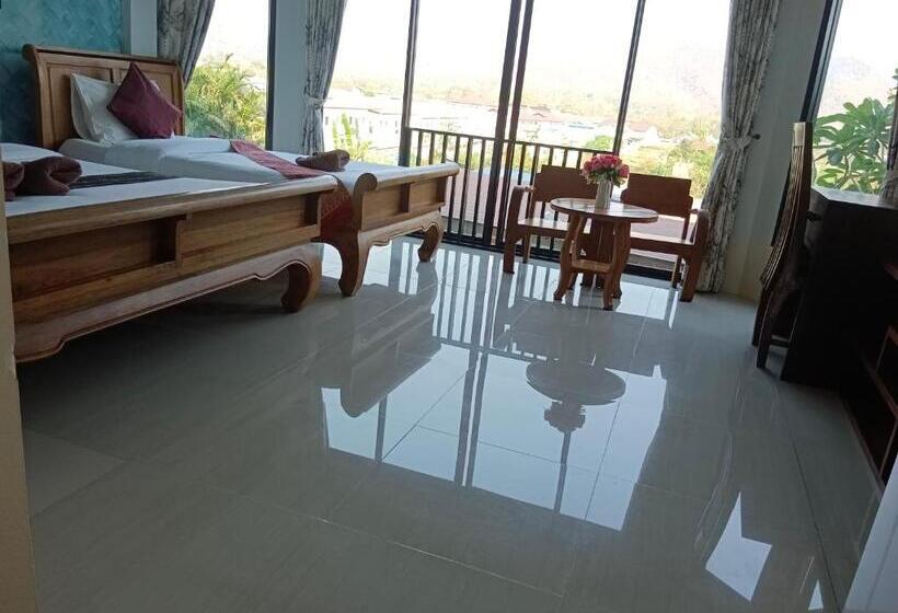 Standard Kolmen Hengen Huone, พลอยไพลินploypailin