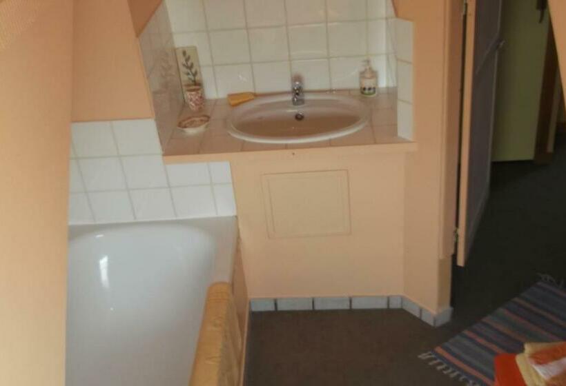 스탠다드 트리플 룸, Chambres Et Tables D Hôtes à L Auberge Touristique