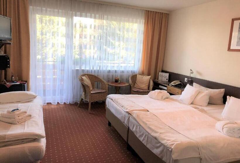 带阳台的三人标准间, Ferienhotel Schwarzwälder Hof