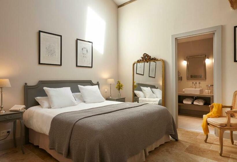 דירת חדר, Château St Pierre De Serjac