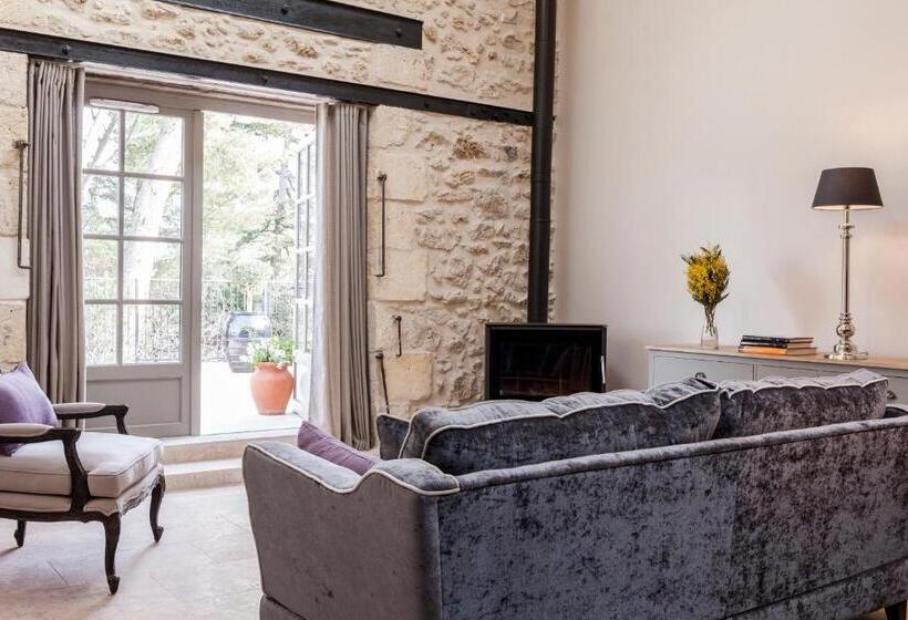 דירת חדר עם טרסה, Château St Pierre De Serjac