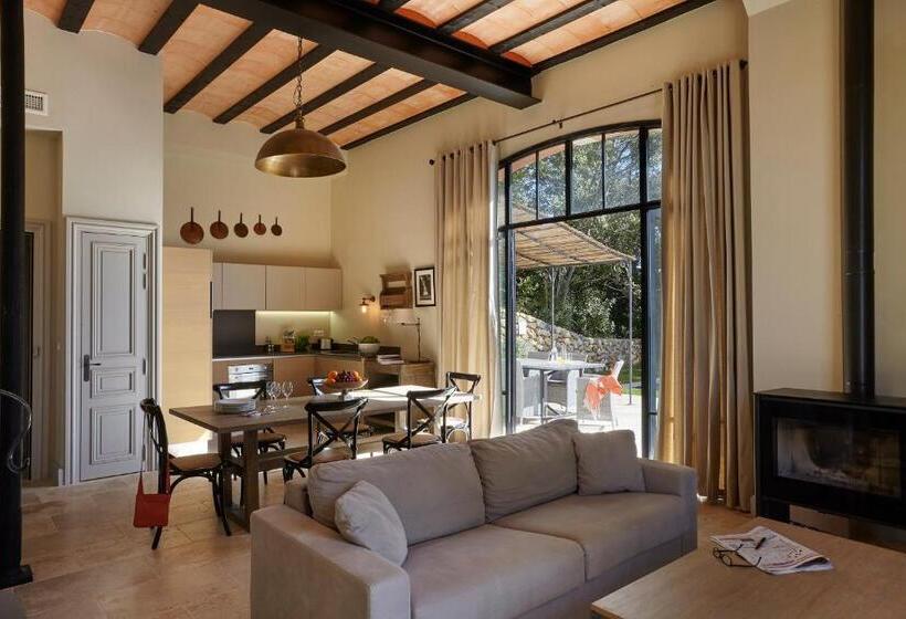 וילה עם חדר שינה אחד ובריכת שחיה, Château St Pierre De Serjac