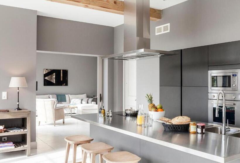 וילה עם חדר שינה אחד ובריכת שחיה, Château St Pierre De Serjac