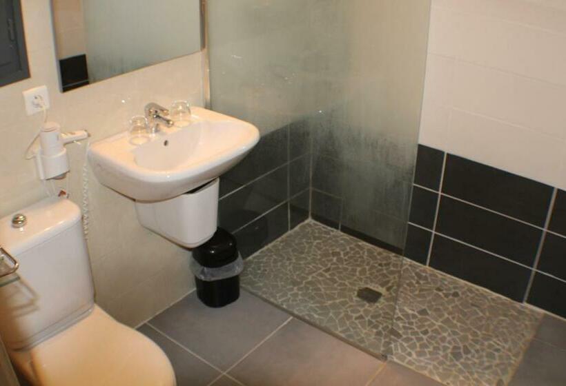 标准三人间, Hôtel Les Vignes Rouges