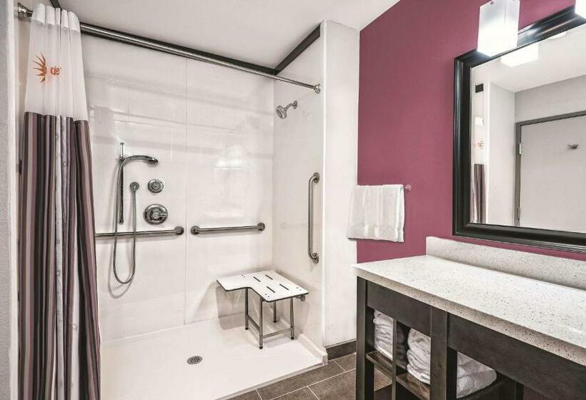 חדר דלוקס מותאם לאנשים עם מוגבלויות, La Quinta By Wyndham Dallas Grand Prairie North