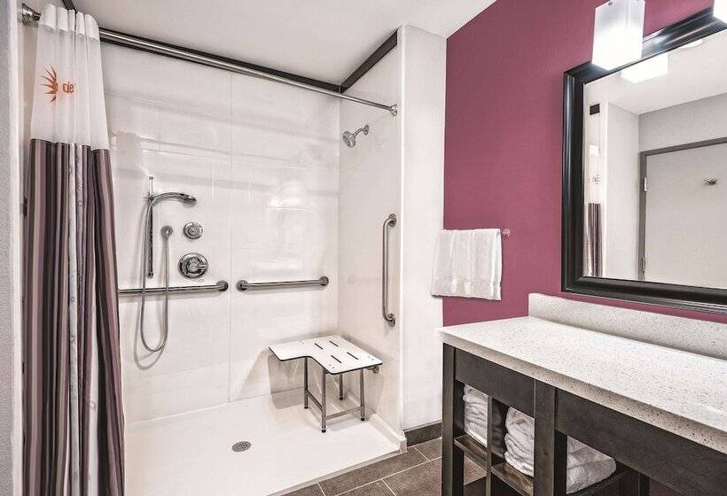 חדר דלוקס מותאם לאנשים עם מוגבלויות, La Quinta By Wyndham Dallas Grand Prairie North