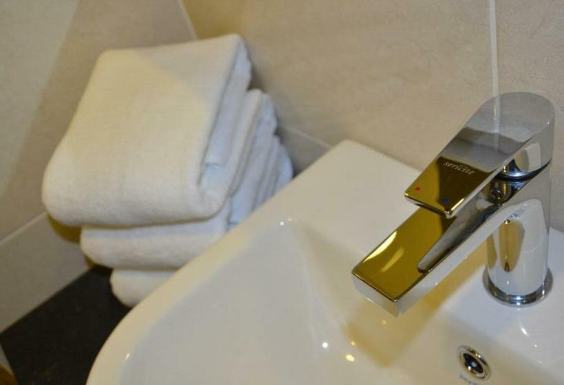 חדר קלאסי לשלושה, Sem9 Senai Formerly Known As Perth