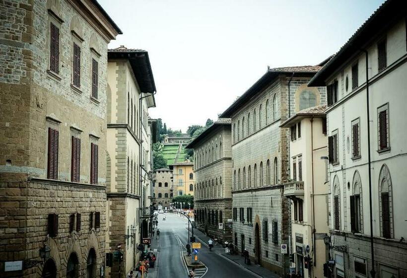 اتاق لوکس, Benci House