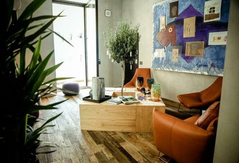 اتاق لوکس, Benci House