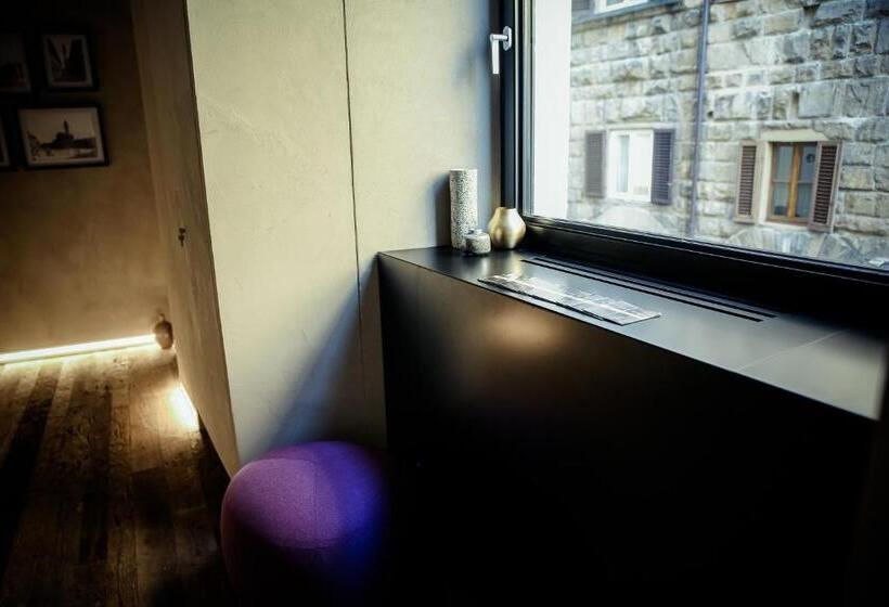 اتاق لوکس, Benci House