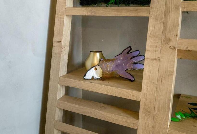 اتاق سوپریور, Benci House