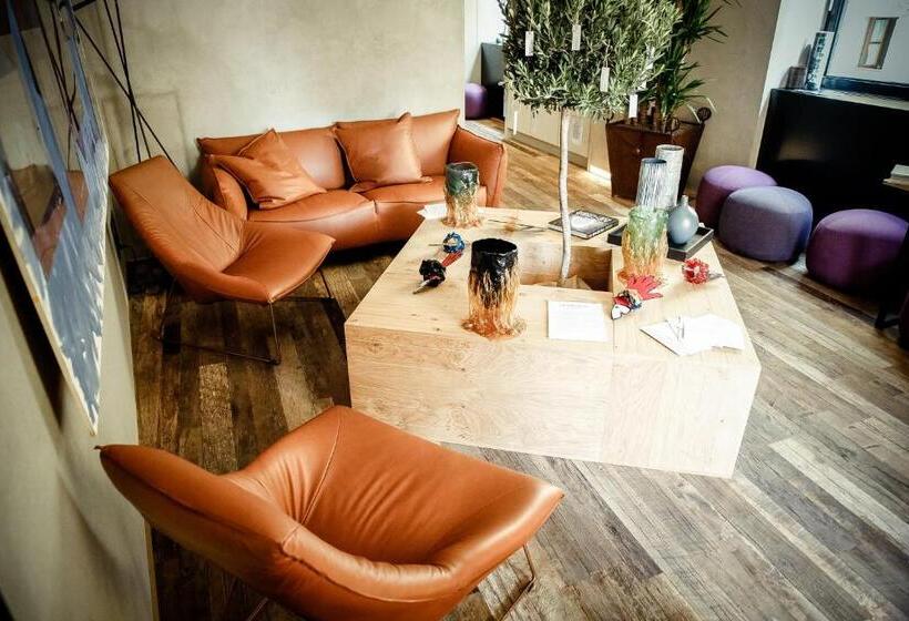 اتاق سوپریور, Benci House