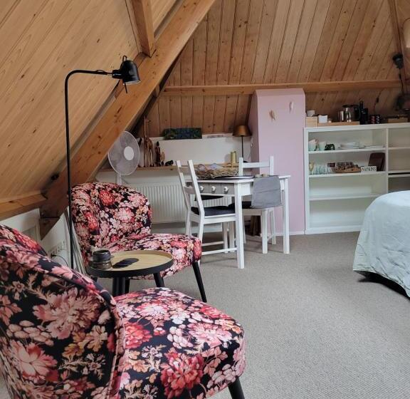 豪华房间, De Buurvrouw Nr.18