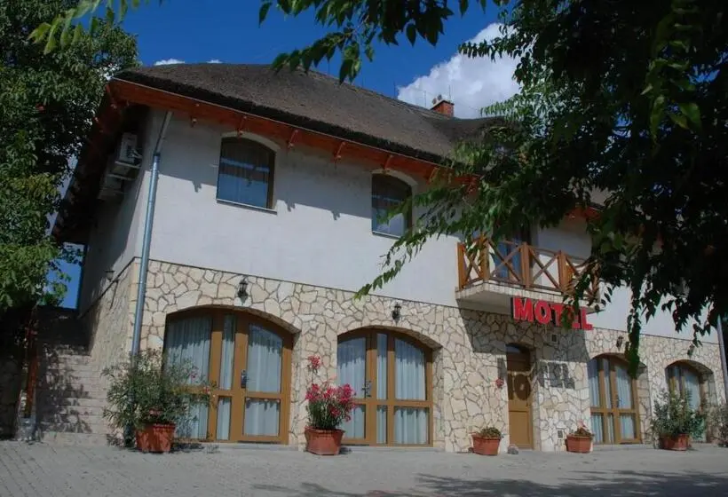 Standard Kolmen Hengen Huone, Tekergő Motel és étterem