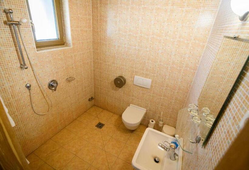 标准三人间, Tekergő Motel és étterem