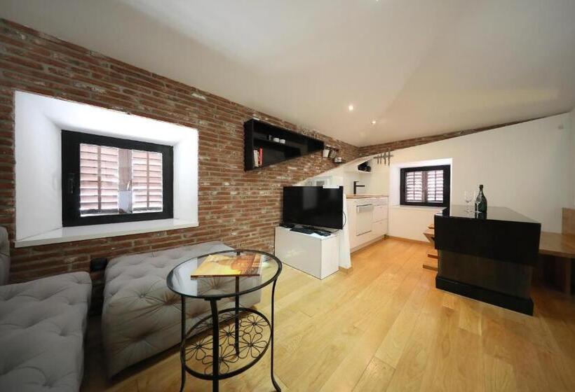 高级工作室, Central Apartments Integrated