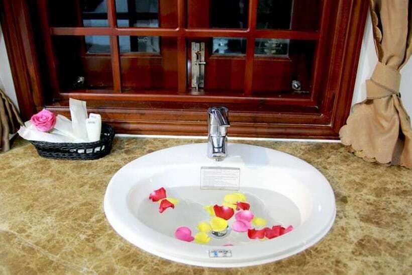 اتاق لوکس سه تخته, Hoi An Golden Horse Villa