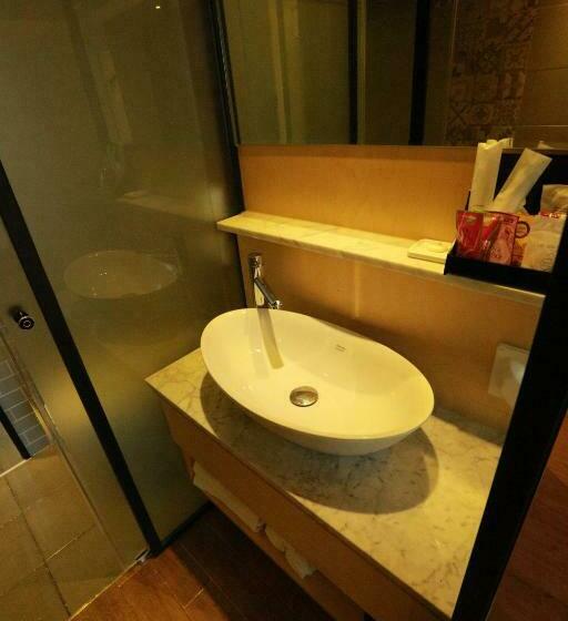 Camera Deluxe, Noel Business